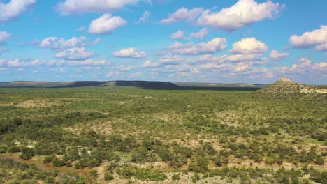 Nubes-Hinchadas-Sobre-El-Desierto-Con-Mesa-West-Texas