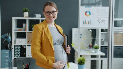 pregnant businesswoman in the office