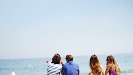 Paar-Genießt-Es-Gemeinsam-Am-Strand