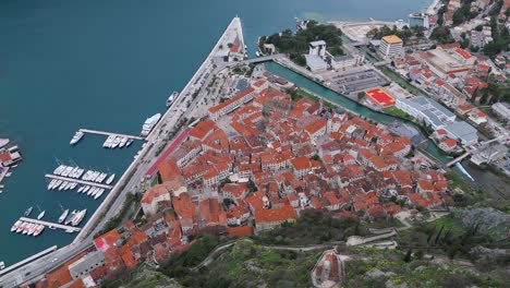 4K-Drohnenaufnahmen-Erfassen-Die-Zum-UNESCO-Weltkulturerbe-Gehörende-Altstadt-Und-Den-Hafen-Von-Kotor-In-Der-Bucht-Von-Kotor,-Montenegro