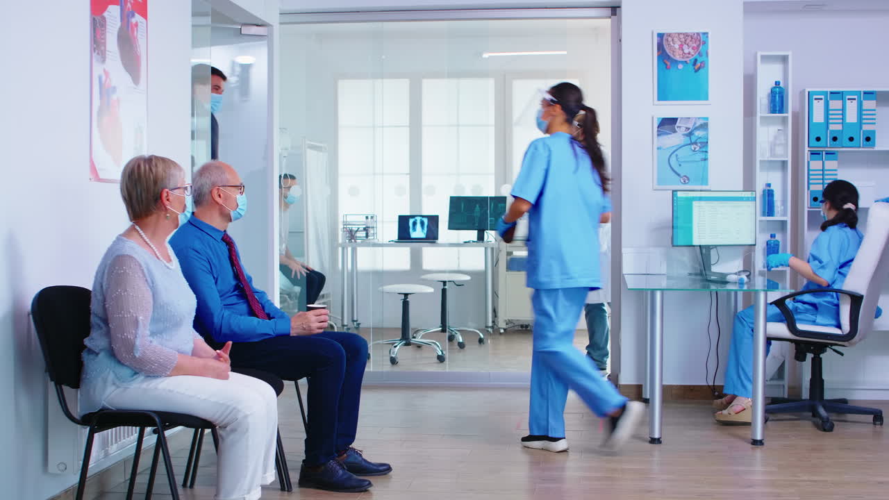 una pareja de mayores en la sala de exámenes.