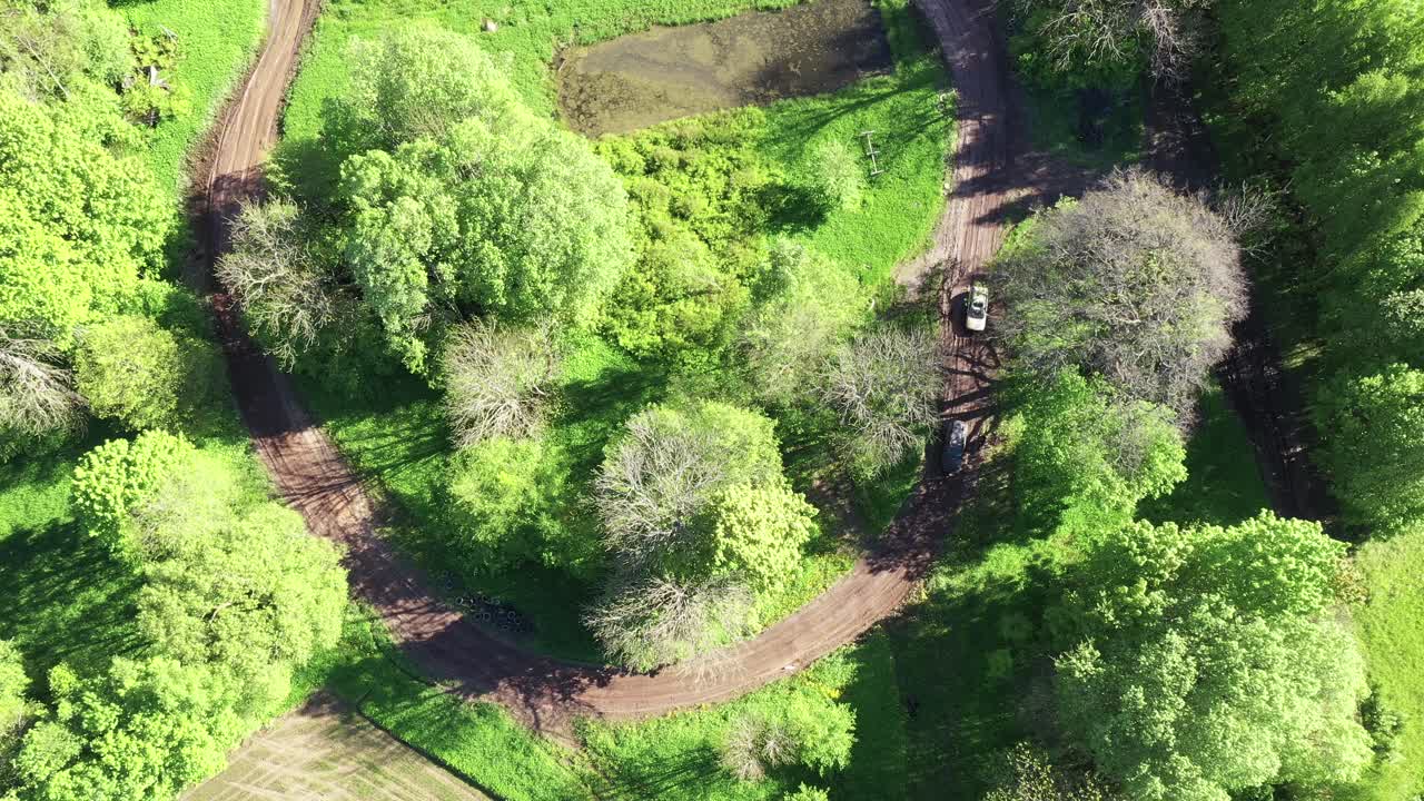 accidente automovilístico en pista de carreras, vista aérea de drones de un accidente