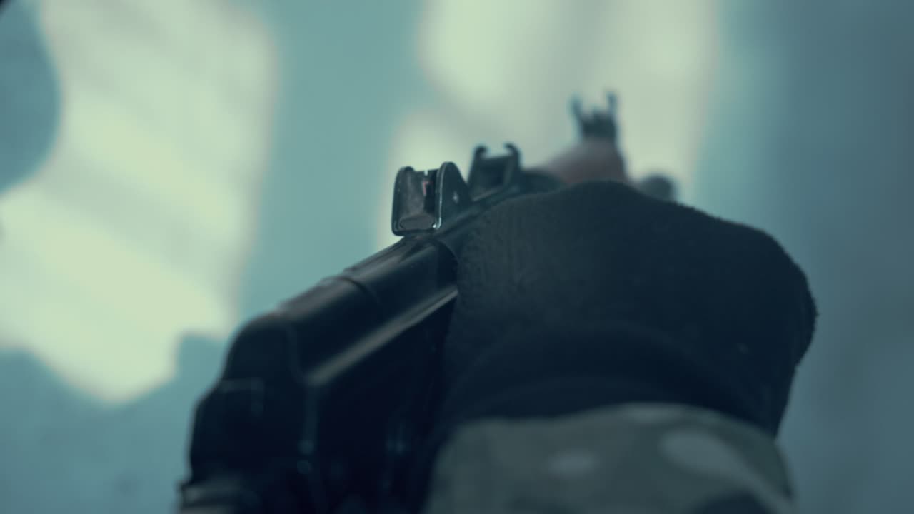 el rifle de asalto kalashnikov está apuntando.