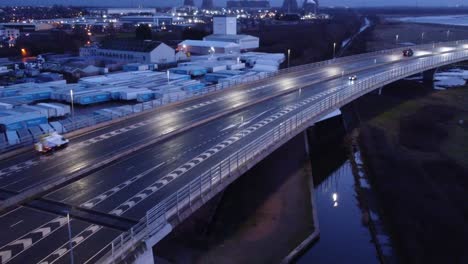 Luftbild-Modern-Beleuchtet-Ruhig-Autobahn-Spuren-Straßenkreuzung-Verkehr-Rückwärtswagen-Links