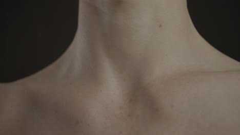 cuello masculino respirando desde el frente 4k