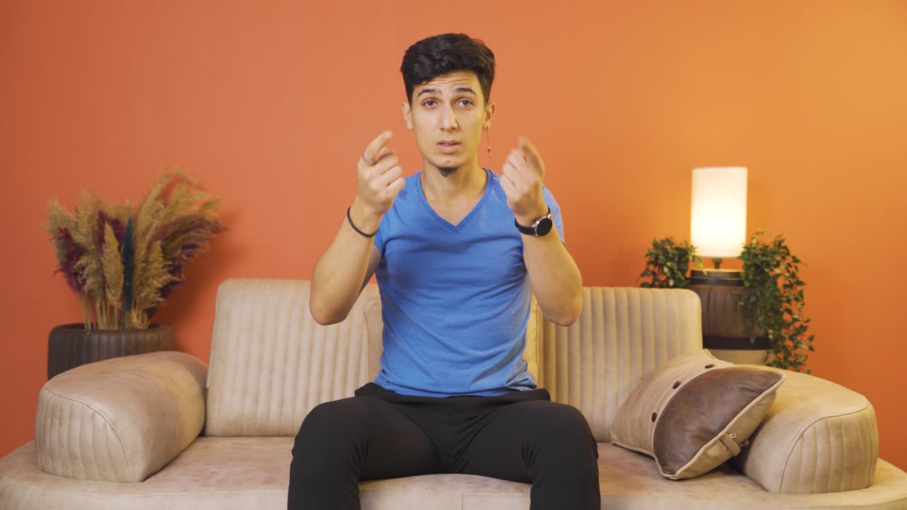 카메라에 마음을 보여주는 남자.