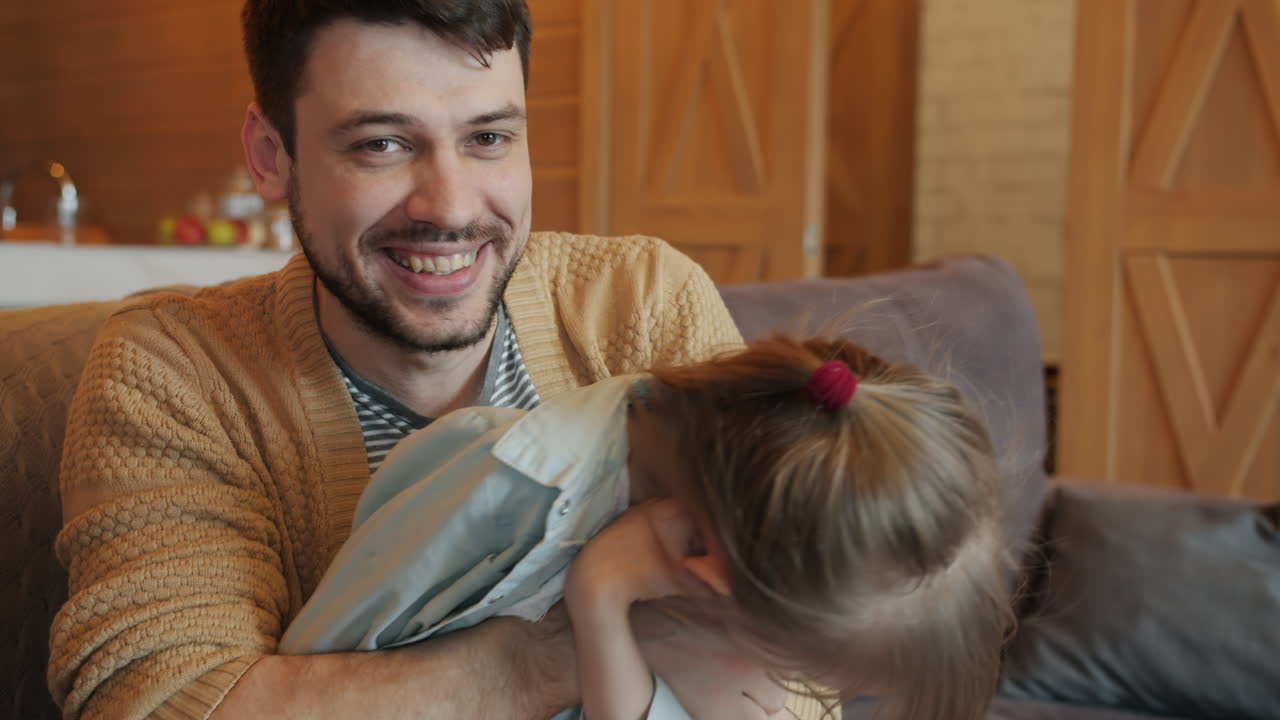 padre e hija disfrutando de un momento lúdico