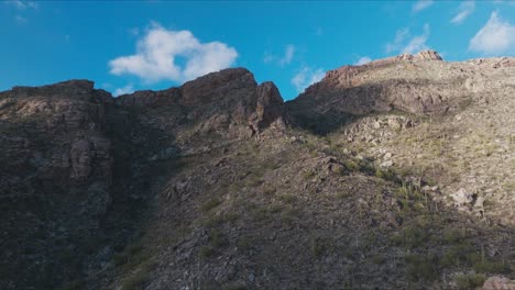 lento y dramático metraje aéreo de la montaña del desierto con un cielo azul vibrante en el fondo en tucson, arizona.
