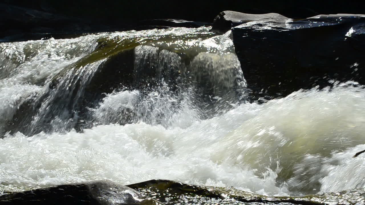 Fiumi di montagna. Cascate e fessure. Cascate e fessure