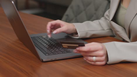 mujer con tarjeta de crédito bancaria comprando en línea, usando portátil, escribiendo, ingresando información. servicio bancario