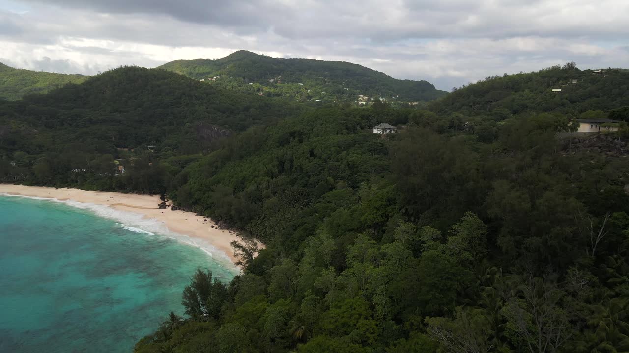 paisajes en las seychelles filmados con un dron desde arriba que muestran el océano, las rocas, las palmeras en la isla principal mahe