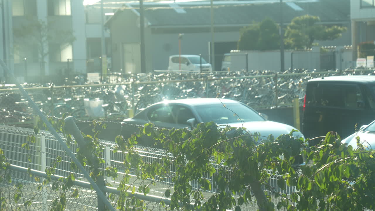 주차장 과 오토바이 는 주차장 에  ⁇ 끔 하게 배치 되어 있다