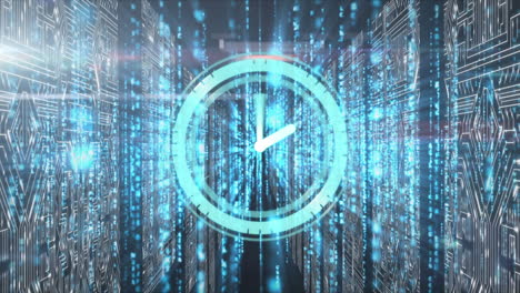 klok tikt met computercircuit over dataverwerkingscentrum op de achtergrond