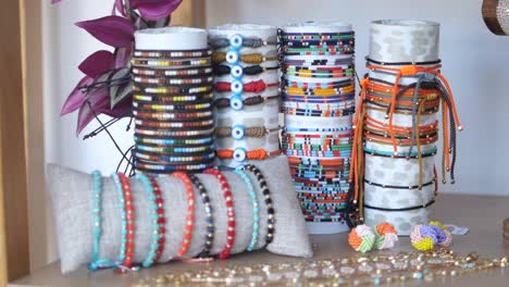 exhibición de pulseras de cuentas coloridas