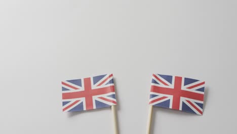 Video-Von-Flaggen-Großbritanniens,-Die-Auf-Weißem-Hintergrund-Liegen