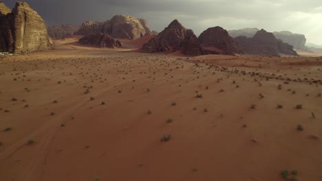 wadi rum, el desierto jordano del medio oriente, revela un avión no tripulado cinematográfico