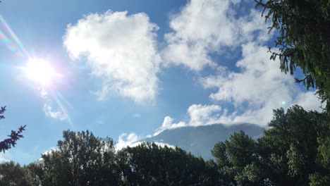 asombroso lapso de tiempo de las nubes en movimiento