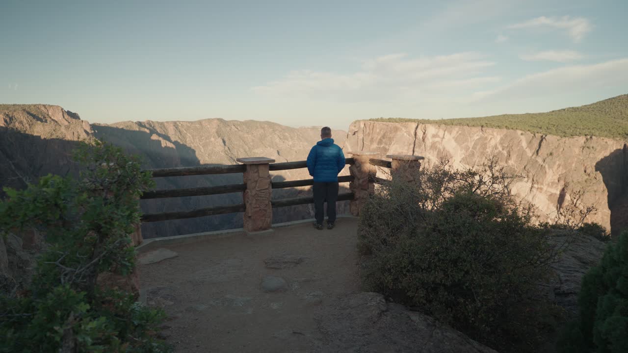 Uomo con vista sul Black Canyon del Gunnison