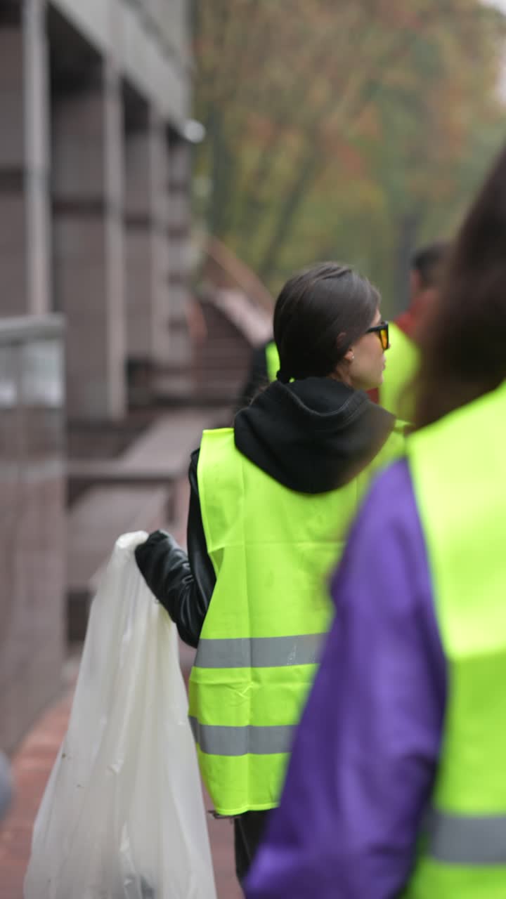 voluntarios limpiando las calles