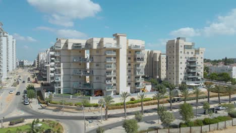 Toma-Aérea-De-Un-Nuevo-Barrio-En-El-Proyecto-De-Manhattan-En-Netivot