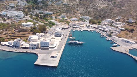 Toma-Aérea-Del-Puerto-Y-La-Ciudad-De-Agia,-Grecia