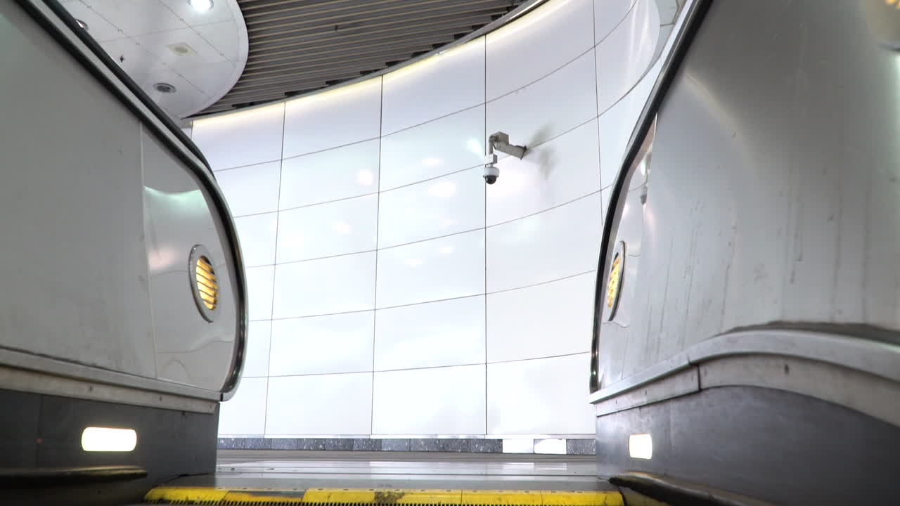 올라가는 에스컬레이터 계단