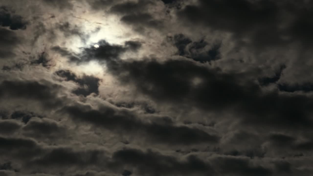 cielo estrellado estrellas voladoras en el cielo negro nubes voladoras luna brillante lapso de tiempo