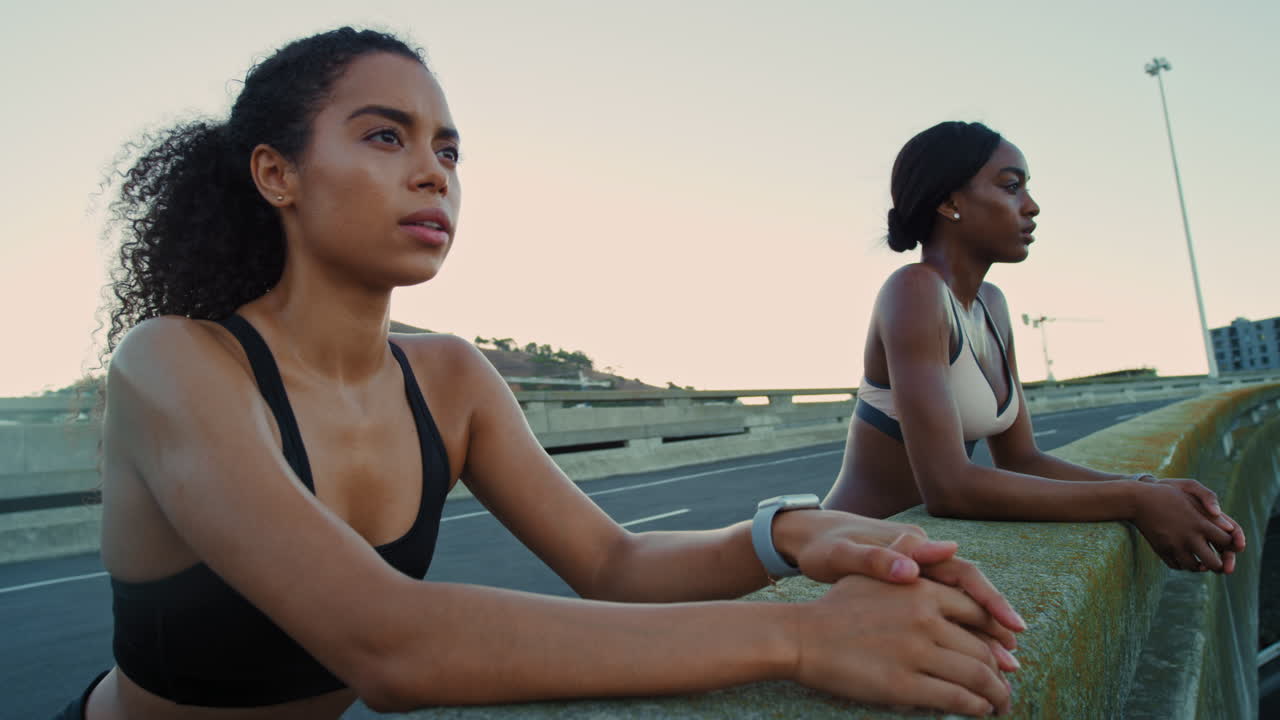mujeres negras, respiración o descanso de fitness en la ciudad
