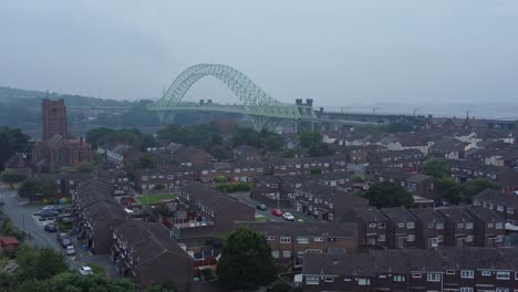 British-Northern-Runcorn-Bridge-S-Wohnstadtviertel-Luftbild-Absteigende-Umlaufbahn-Rechts