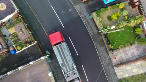 enero de 2019: vista aérea, imágenes de basureros que colocan desechos de reciclaje en un camión de basura, basureros, recolectores de basura