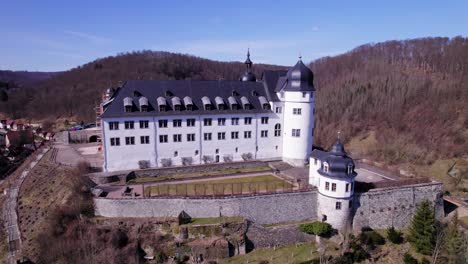 El-Histórico-Lado-Norte-Del-Castillo-De-Stolberg-Con-Las-Paredes-Blancas-Y-El-Techo-Oscuro,-Toma-Circular-Aérea