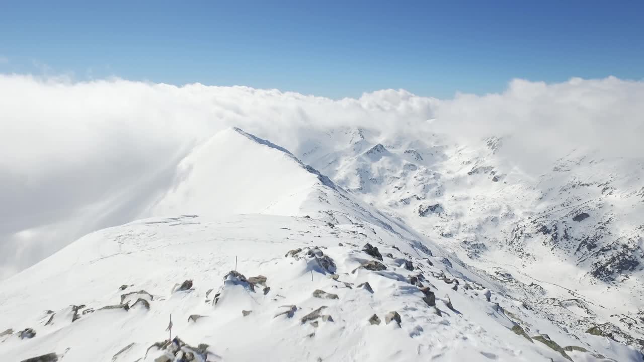 눈 인 산꼭대기 와 구름 이 가득 한 풍경