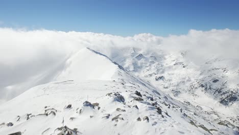 picos de montañas nevadas y paisaje nublado