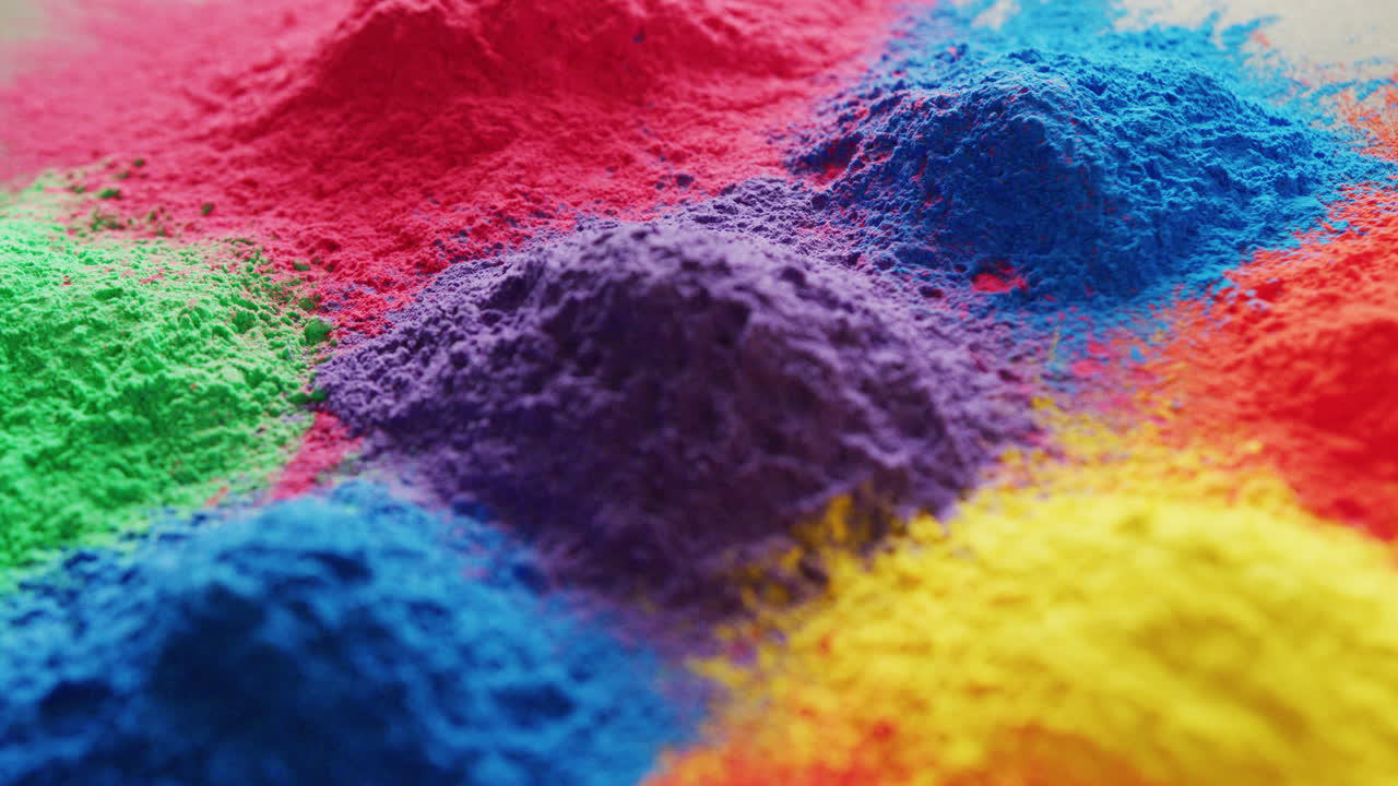 Video di primo piano di polveri multicolori con spazio per il testo su sfondo bianco