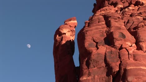 Closeup-of-red-rock-formations-in-a-southwest-desert