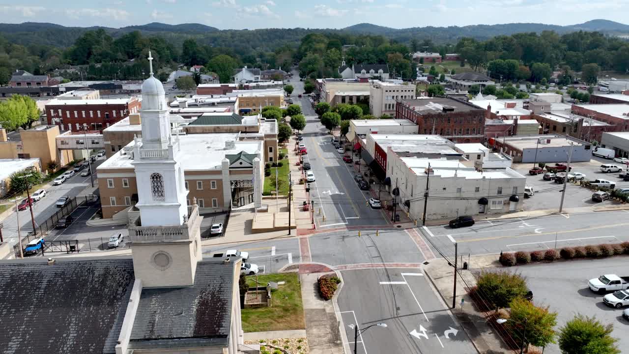 primera iglesia bautista en lenoir nc, carolina del norte con la ciudad de lenoir en el fondo