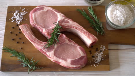 chuleta de cerdo fresca bistec crudo con ingrediente