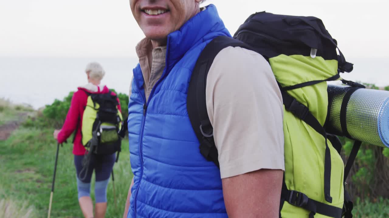 고령 부부 가 자연 에서 함께 산책 하고 있다