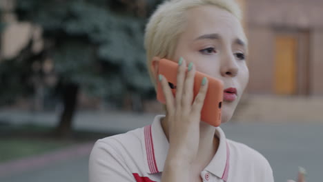 mujer joven hablando por teléfono al aire libre