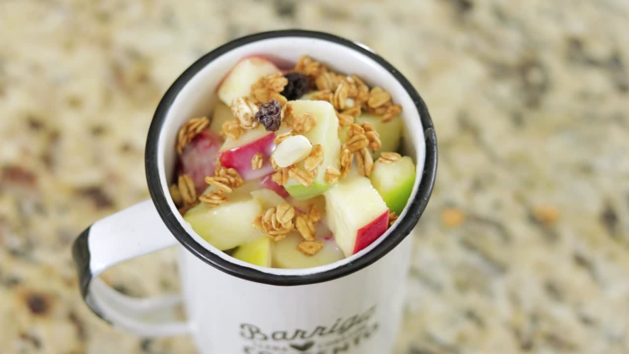 fotografía superior de un hombre dando frutas secas en una taza llena de frutas