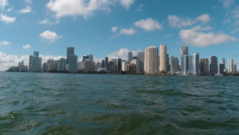 Disparo-Desde-La-Proa-De-Un-Barco-Acercándose-A-Miami,-Florida,-En-La-Bahía-De-Biscayne.