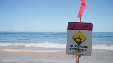 dangerous shorebreak warning sign to alert the tourists