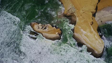 un avión no tripulado se eleva por encima de los acantilados costeros de paracas sobre la catedral rock, perú, américa del sur