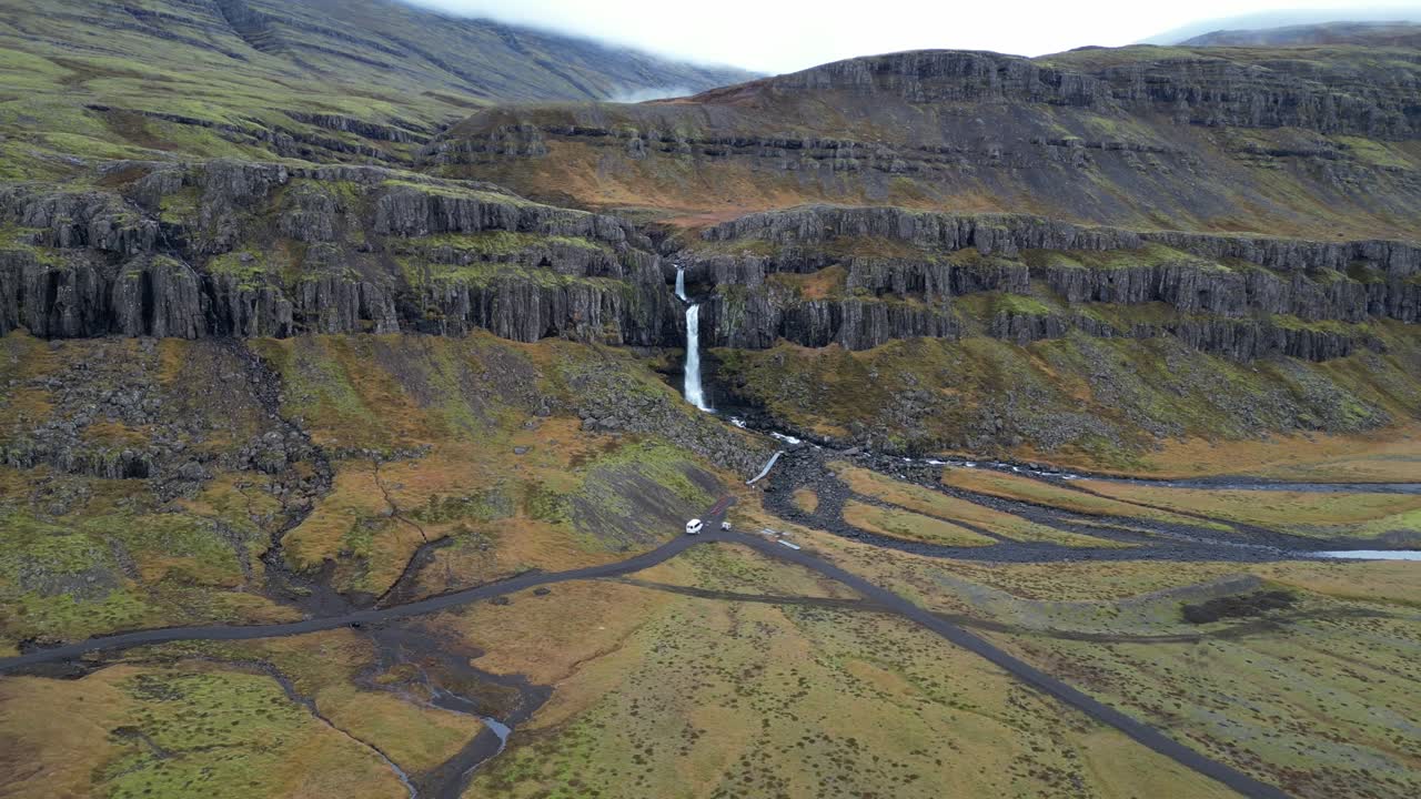 espectacular cascada que baja de las montañas islandesas órbita aérea