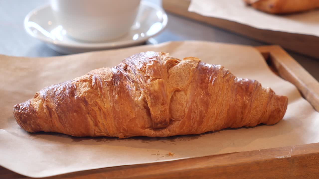 Croissant con caffè