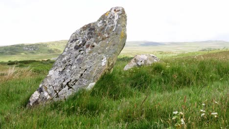 Ein-Stehender-Stein-Auf-Einem-Moor-Auf-Der-Insel-Islay