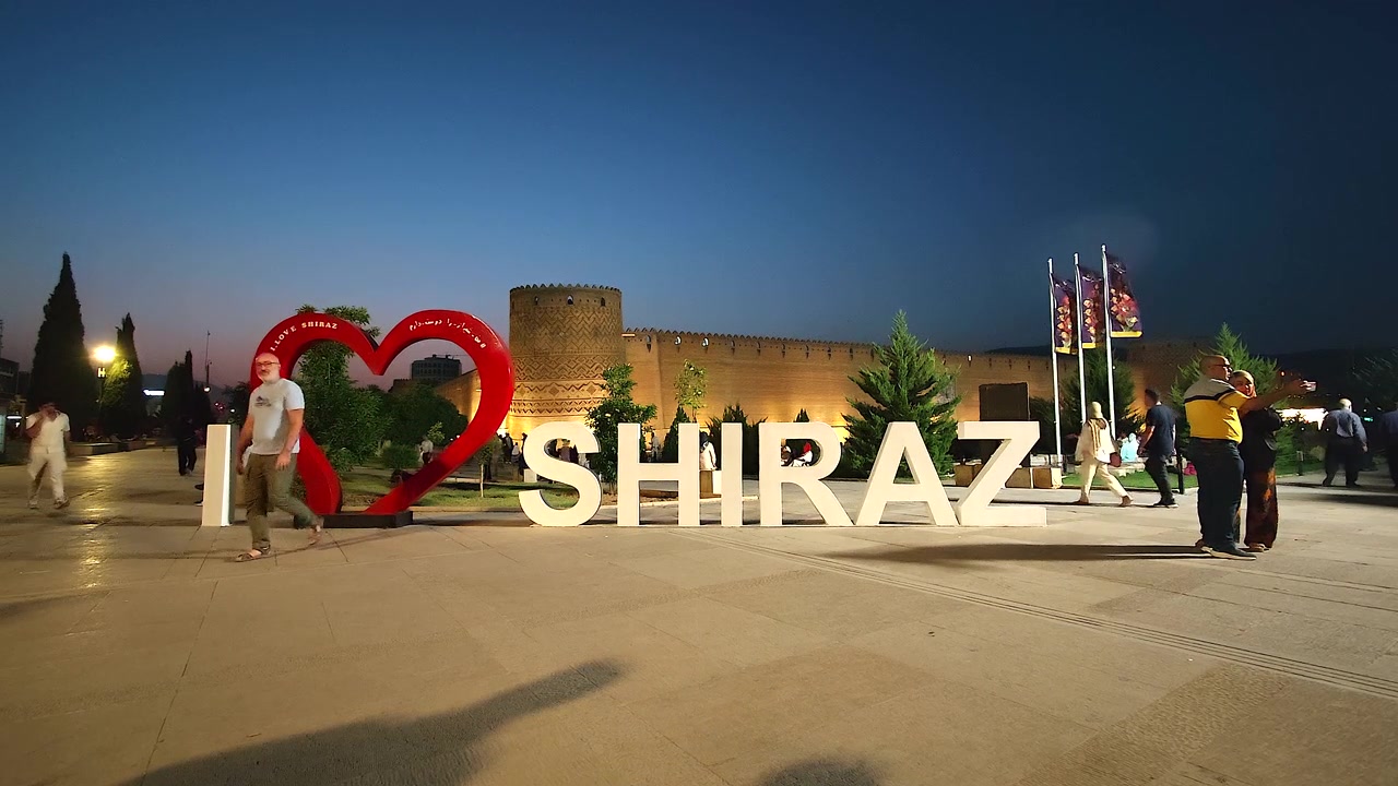 Gece "I Love Shiraz" Tabelasını Ziyaret Eden İnsanlar