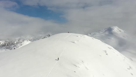 Toma-Cinematográfica-De-Escaladores-En-La-Cima-De-Una-Montaña-En-Columbia-Británica,-Canadá