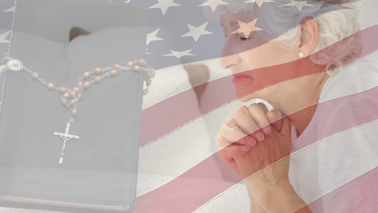 animación de crucifijo rosario biblia y mujer orando moviéndose sobre la bandera estadounidense