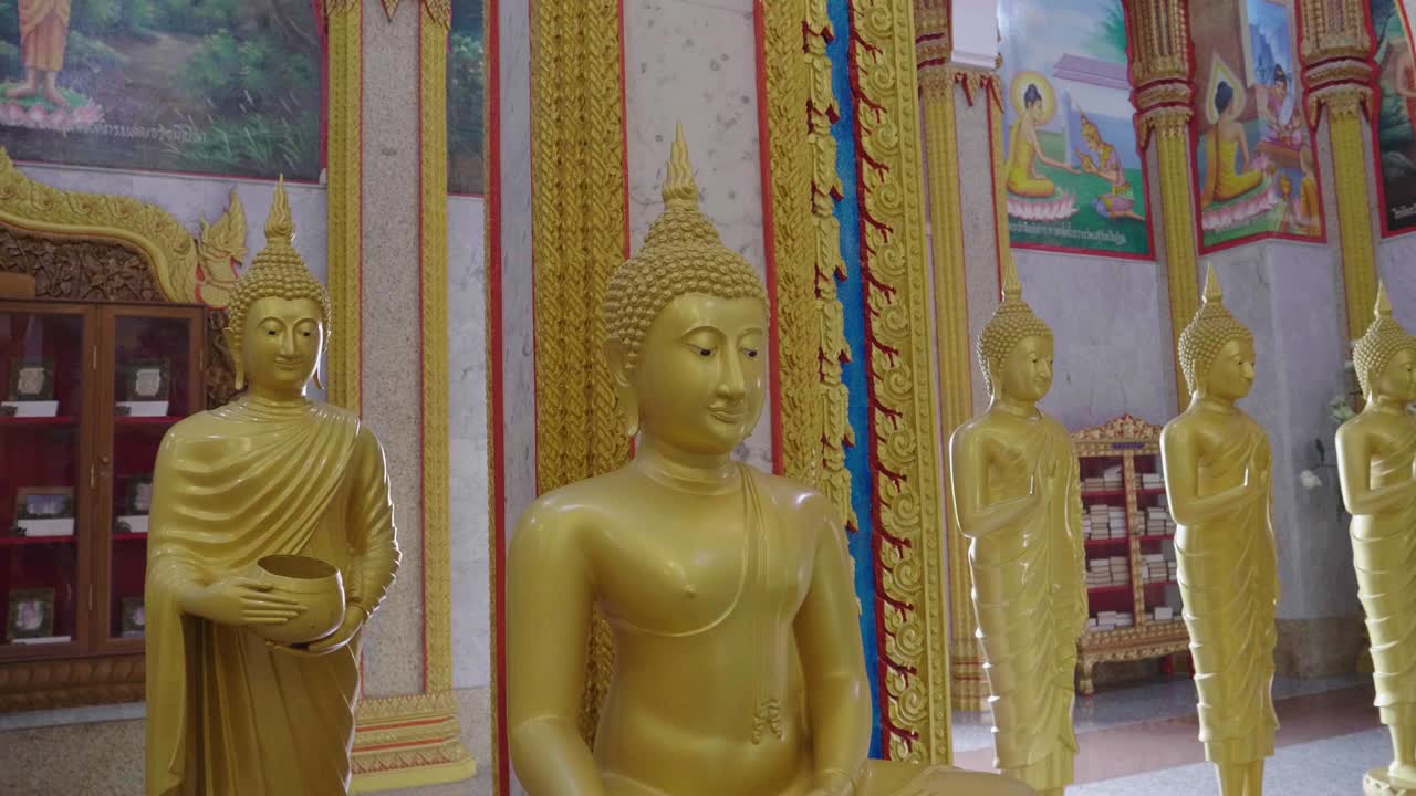 estatua de oro buhhda en la iglesia de wat chalong phuket, tailandia